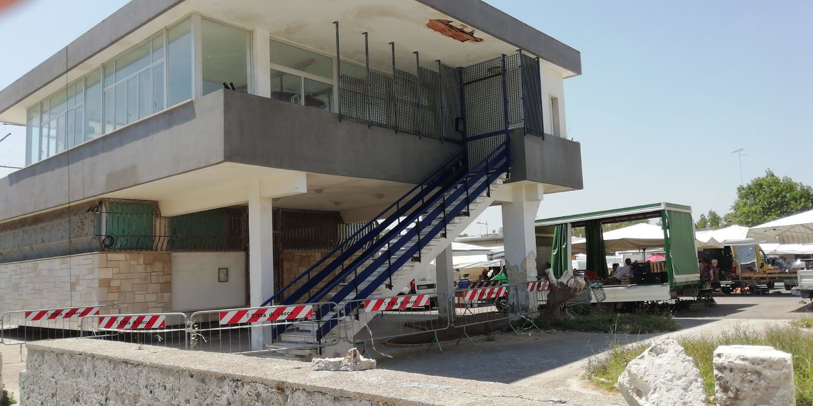 SOS città: edificio pericolante a San Cataldo di Lecce sede ex Lega Navale e Guardia Medica